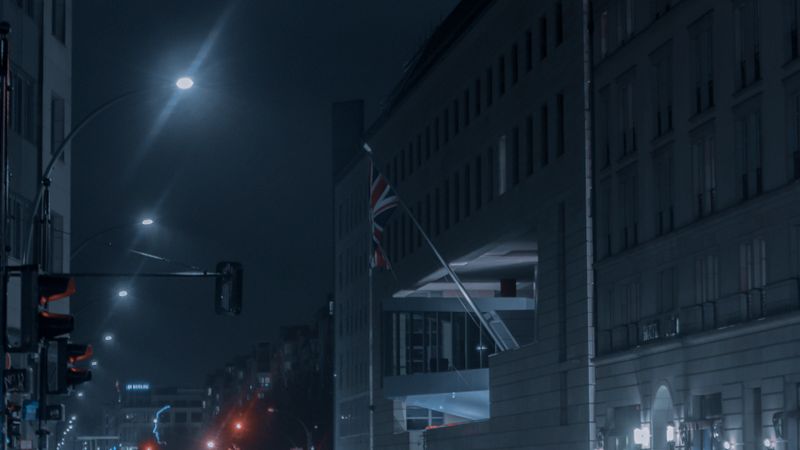 雨后夜晚的城市街道与灯光反射